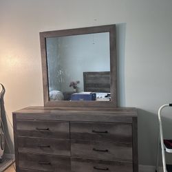 7-Piece Bedroom Set with Queen Bed – Like New Mattress & Box Spring In - $900 (Melbourne)
