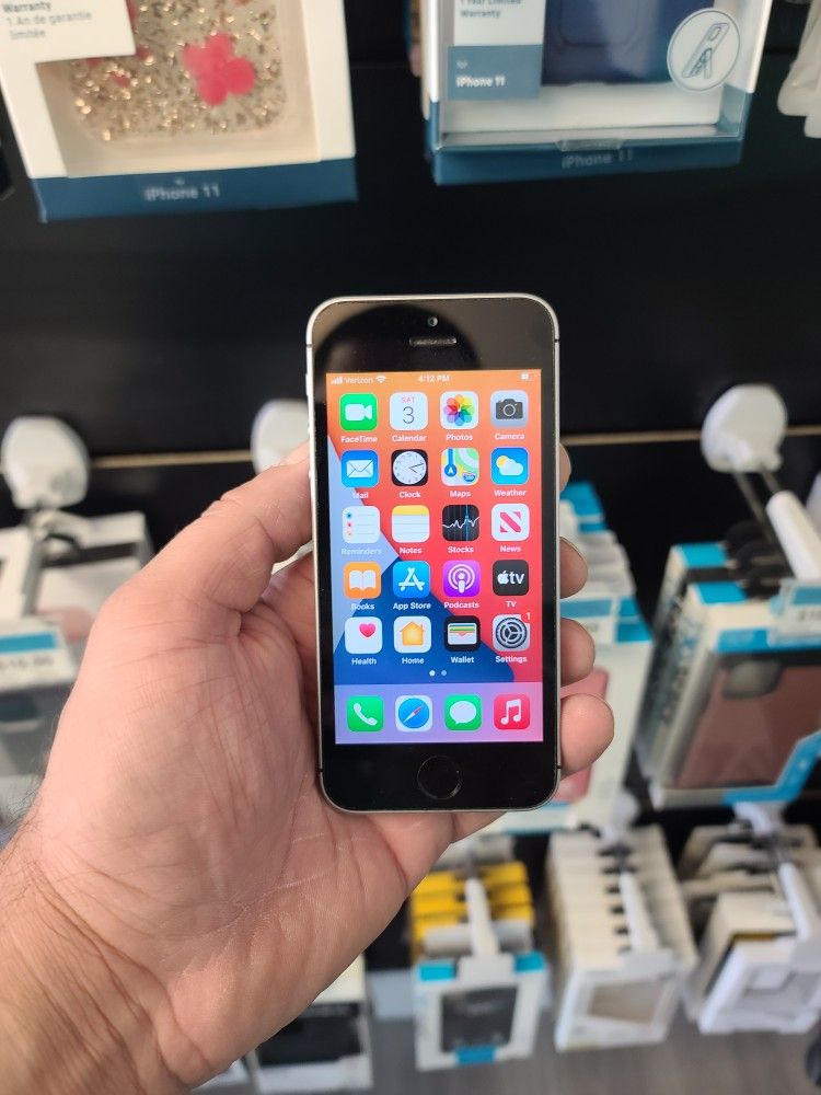 Apple iPhone SE 32GB in Space Gray (Factory Unlocked/Desbloquiado) Electronics & Media