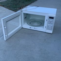 Powerful GE microwave 1300W