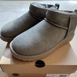 Women’s Uggs Classic Ultra Mini Boots Size 6 Green NEW!