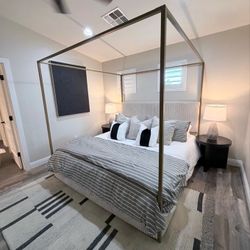 Canopy bed king size