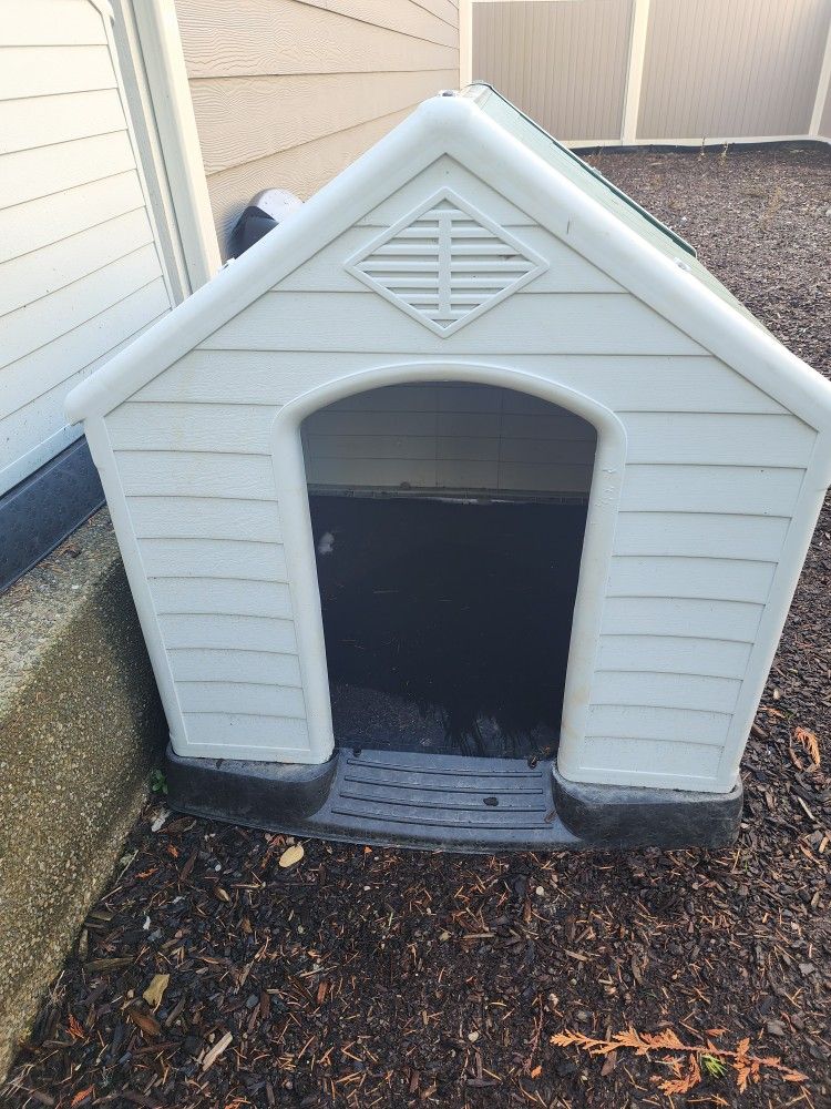 Plastic XL Dog House