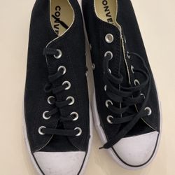 Woman’s Black Converse 