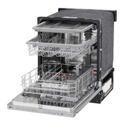 LG 24IN Smart Wi-Fi  Dishwasher Quadwash Pro.