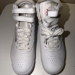 Women Reebok Classic - Size 6 1/2 (New)