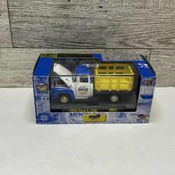 M2 Machines Moon Pie White / Blue ‘1956 Ford F - 100 Truck • Die Cast Metal • Made in China Scale 1:64
