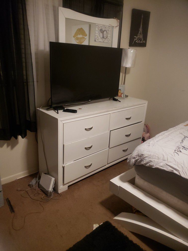 Queen Size Bed With Dresser/Mirror 