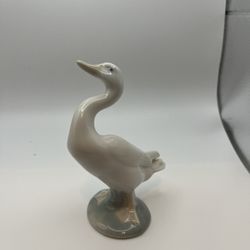 lladro Goose Porcelain Figurine Made in Spain (4.5 by 3 by 2"). Beautiful piece. In great condition
