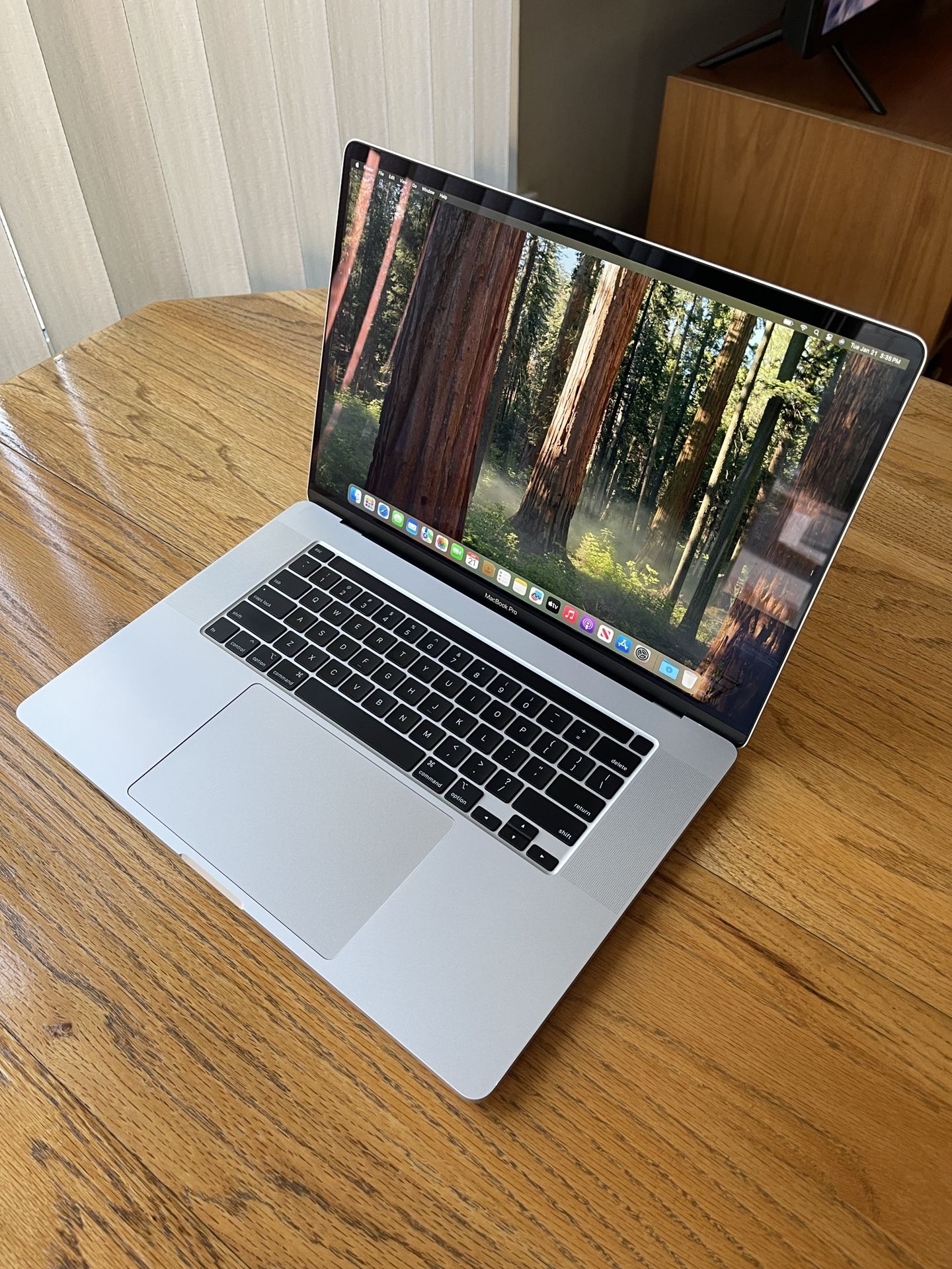 Apple MacBook Pro 2019, 16GB Ram, 512GB SSD, Intel i7 2.6Ghz 6 core CPU, 4GB GPU, 16 inch