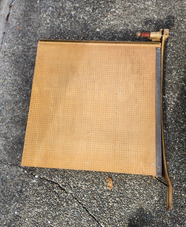 VINTAGE INGENTO NO.7 31"X31" GUILLOTINE STYLE PAPER TRIMMER IN GREAT WORKING CONDITION 