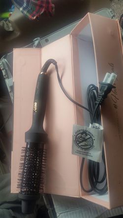 Aria Beauty 《HOT STYLING BRUSH》 #Hair Goals Hot styling Brush gives a perfect Blowout effect on DRY HAIR