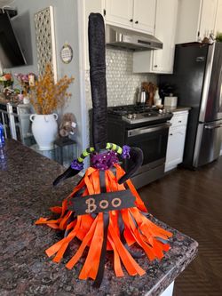 WITCH’S BROOM HALLOWEEN DECOR STANDING WITCH’S BROOM