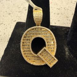 10KT “Q” Pendant  W/ Diamond Chips 41558-3