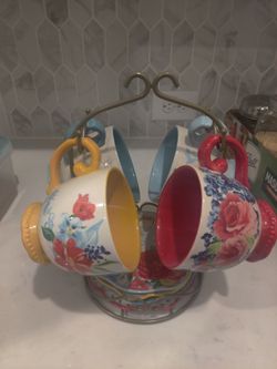 Tea cups and saucer