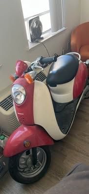 Red/White 2005 Honda Metropolitan