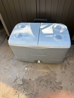 Rubbermaid Large Cooler with Cup Holders