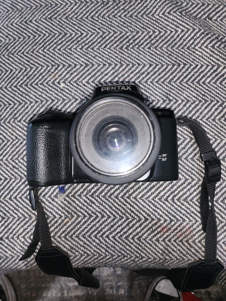 Pentax 70 P SLR 35MM CAMERA W/ 35-80MM LENS AND BUILT IN FLASH
