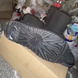 Brand New Uggs Women’s Mini Bailey Bow II boot