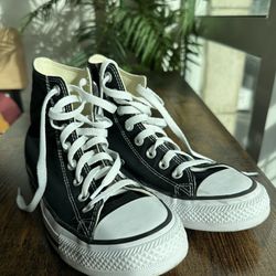 Men’s 6.5, Woman’s 8.5 Black Chuck Taylor All-Stars High-Top Converse Sneakers