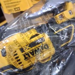 DeWalt 20v Max XR MULTI-TOOL new In Box 2 Batteries, Charing Station  And Soft Bag 
