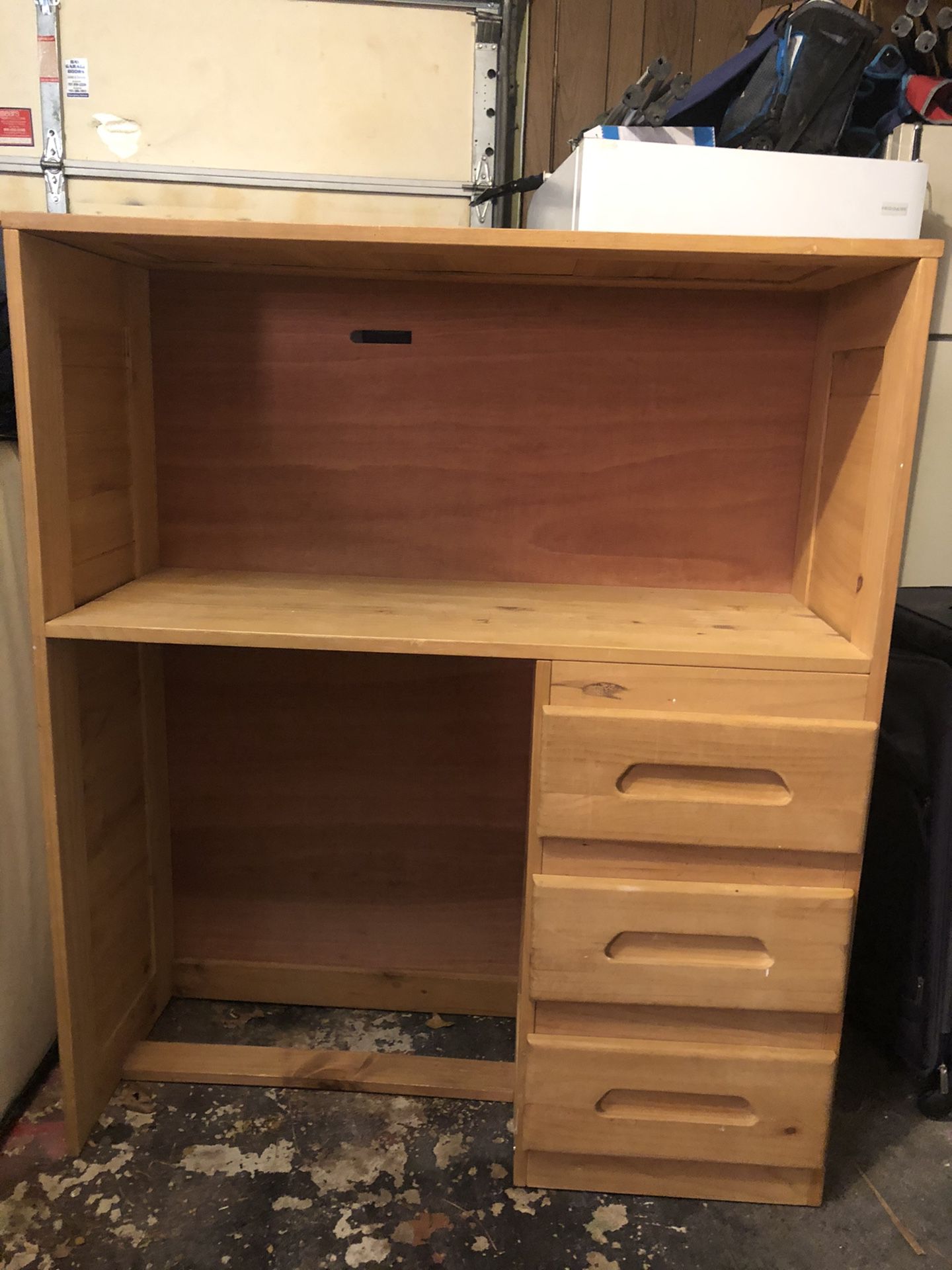 Wood desk with drawers very good condition