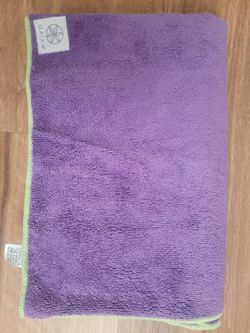 NEW GAIAM NO-SLIP YOGA TOWEL WITH CORNER POCKETS