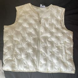 Mens Crème Puffer Vest Size Small 30$