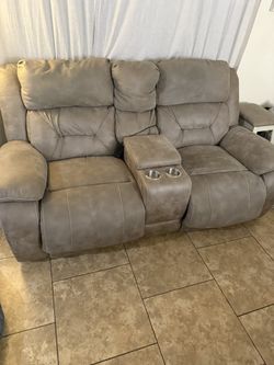 Reclining Love Seat In Good Condition