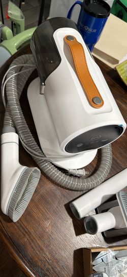 Pet grooming vacuum