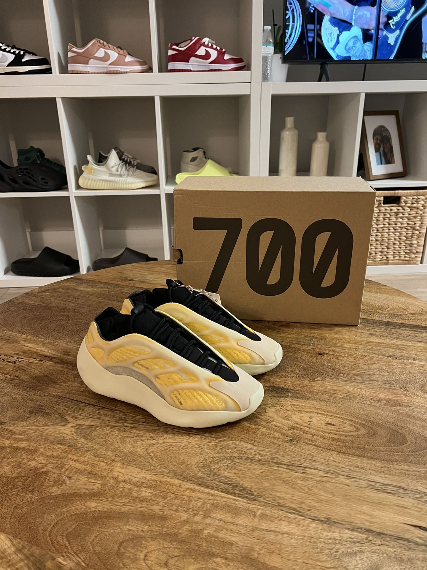 Yeezy 700v3 Mono Safflower Size Deadstock