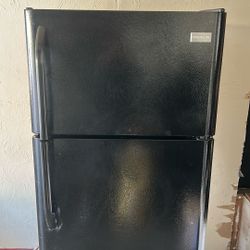 Frigidaire Black 30in wide 20 Cu Ft