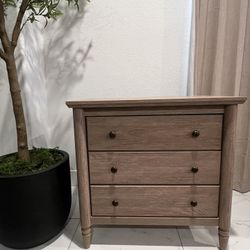 1 Beautiful Well Made End Table / Nightstand 