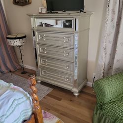 Savanna 5 Drawer 40" Mirrored Chest. Lined Drawers