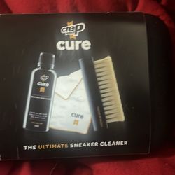 Sneaker/shoe cleaner portable