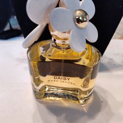 Marc Jacobs Daisy Eau De Toilette 3.4 0z Spray Bottle