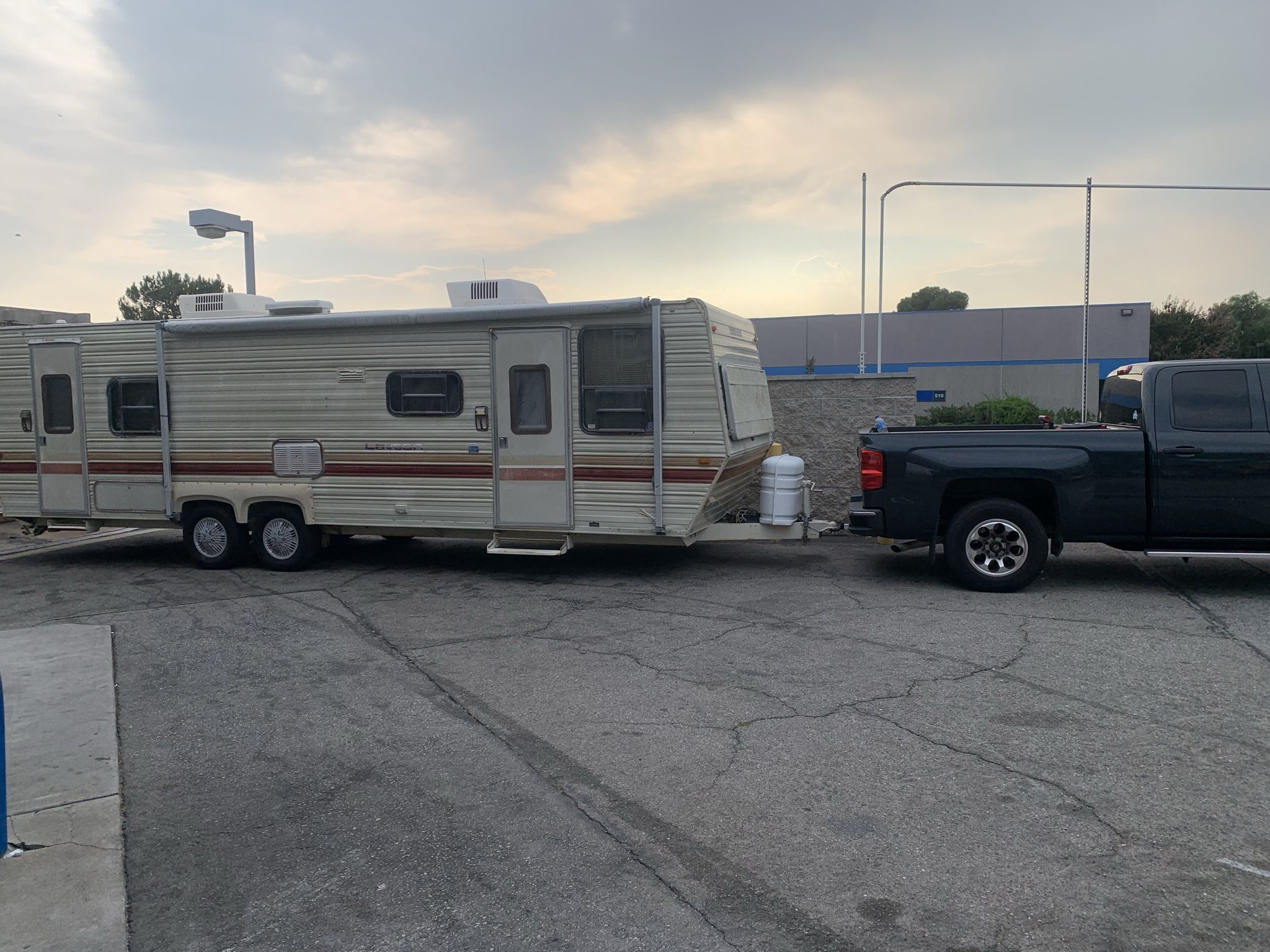RV TRAILER 30’ LAYTON SKYLINE 1985 Travel Trailer