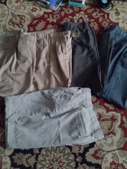 Pantalón De Hombre Size 32x32 Tres Són Nuevos Sin Etiqueta Dos Sé Uso Un Par De Veces Todos Por $30