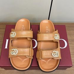 Round-headed flat-bottomed slippers