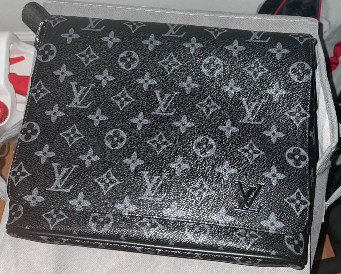 Louis Vuitton Messenger/Crossbody Bag