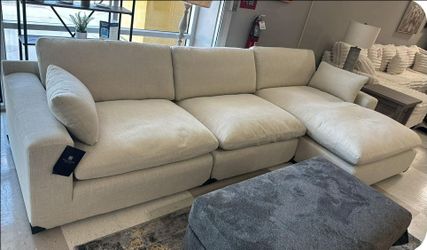 Olivia 🎉 brand new/ modern/luxury 🌼 Living Room Sectional with Chaise