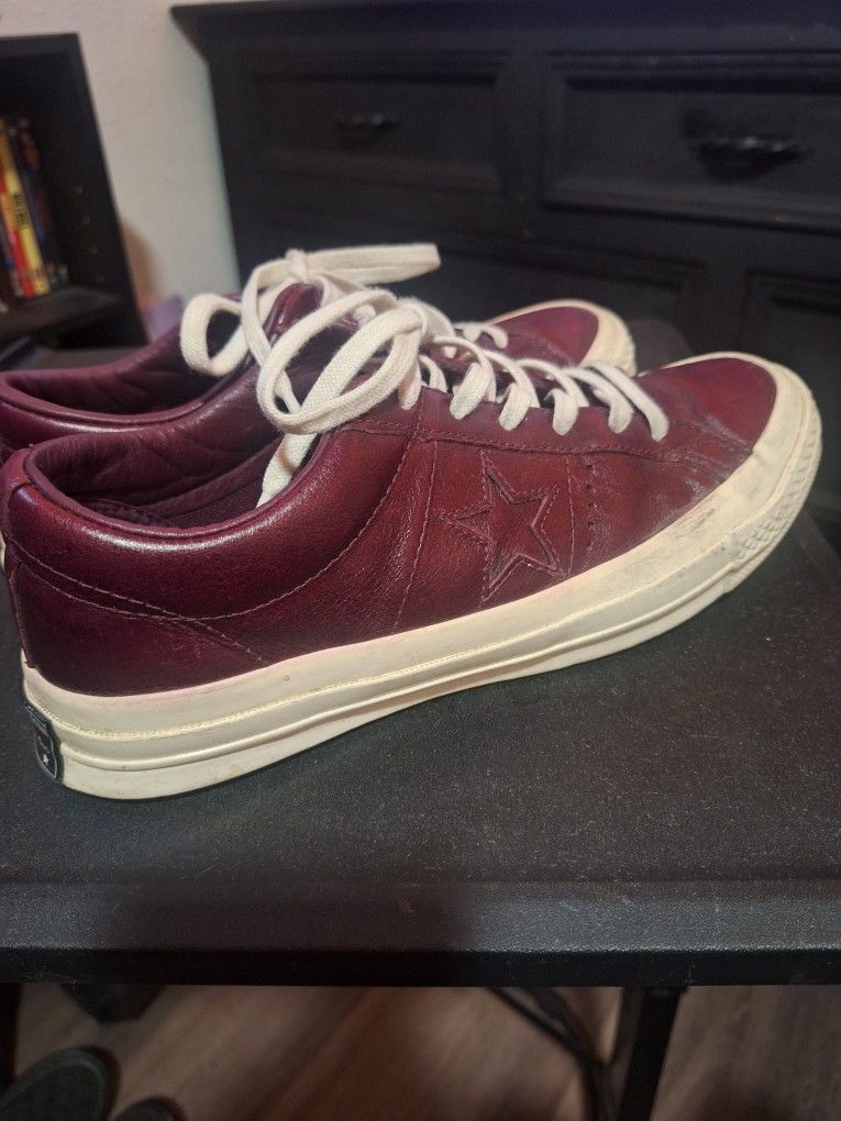 Burgundy Chuck Taylor's CONVERSE