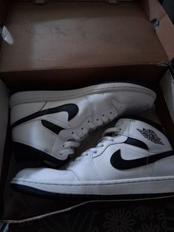 Air Jordan's 1 Mid (10 1/2) men's
