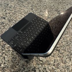 Apple iPad Pro 11" 3rd Gen W/ Apple Keyboard 