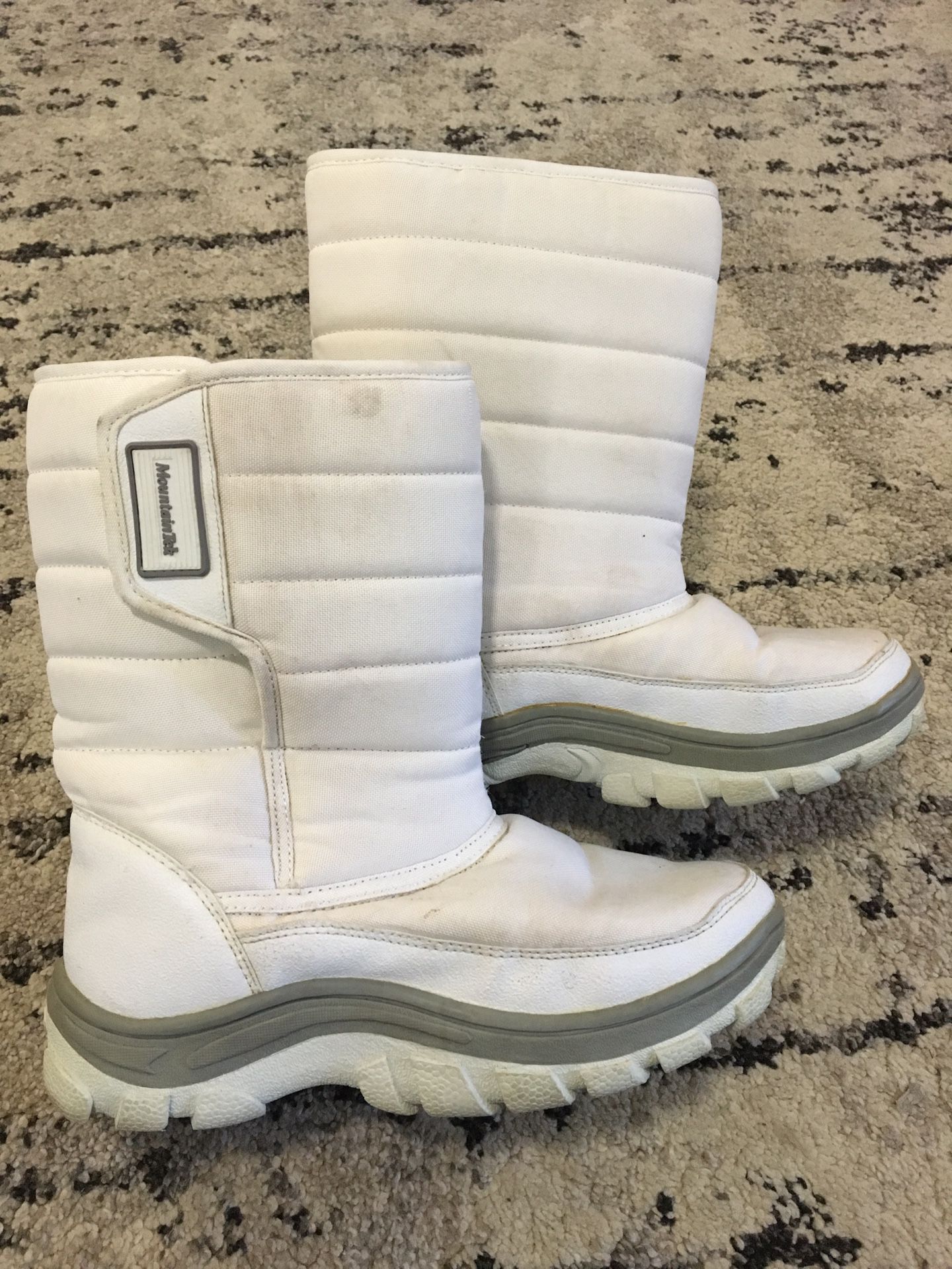 MountainTek women’s size 7 snow boots