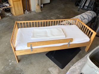 Toddler Bed With Easy Adjustable Safety Rail