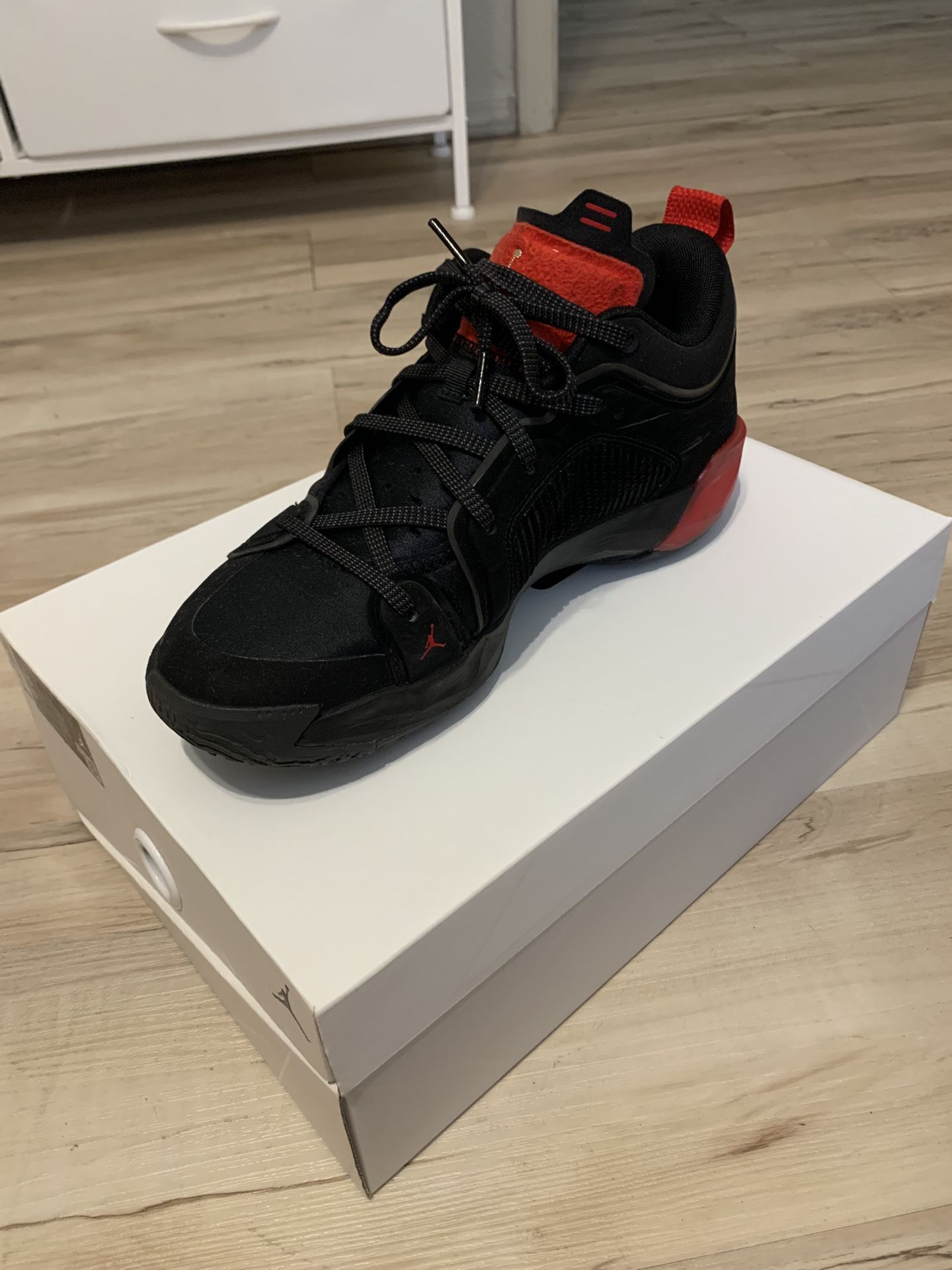AIR JORDAN XXXVII LOW
