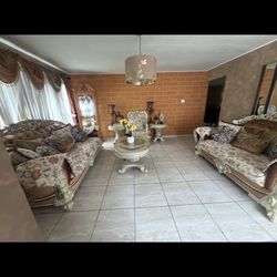 Homey Design Set With Tables 