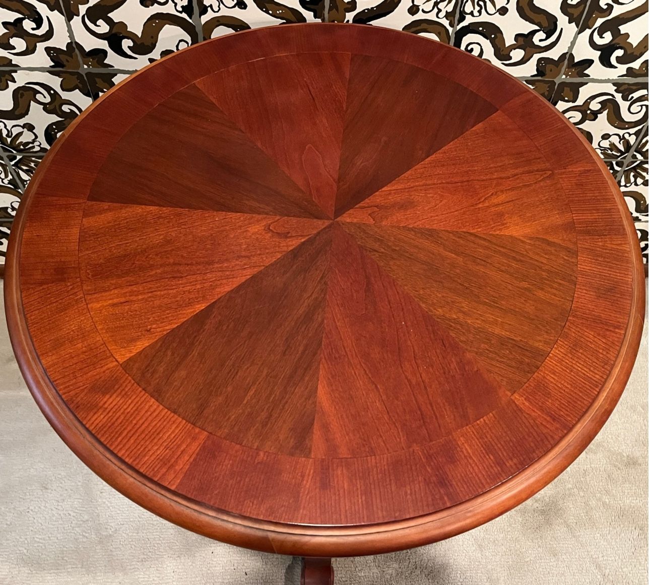 BEAUTIFULLY DESIGNED AMERICAN HERITAGE WOOD HAMMARY ROUND TABLE