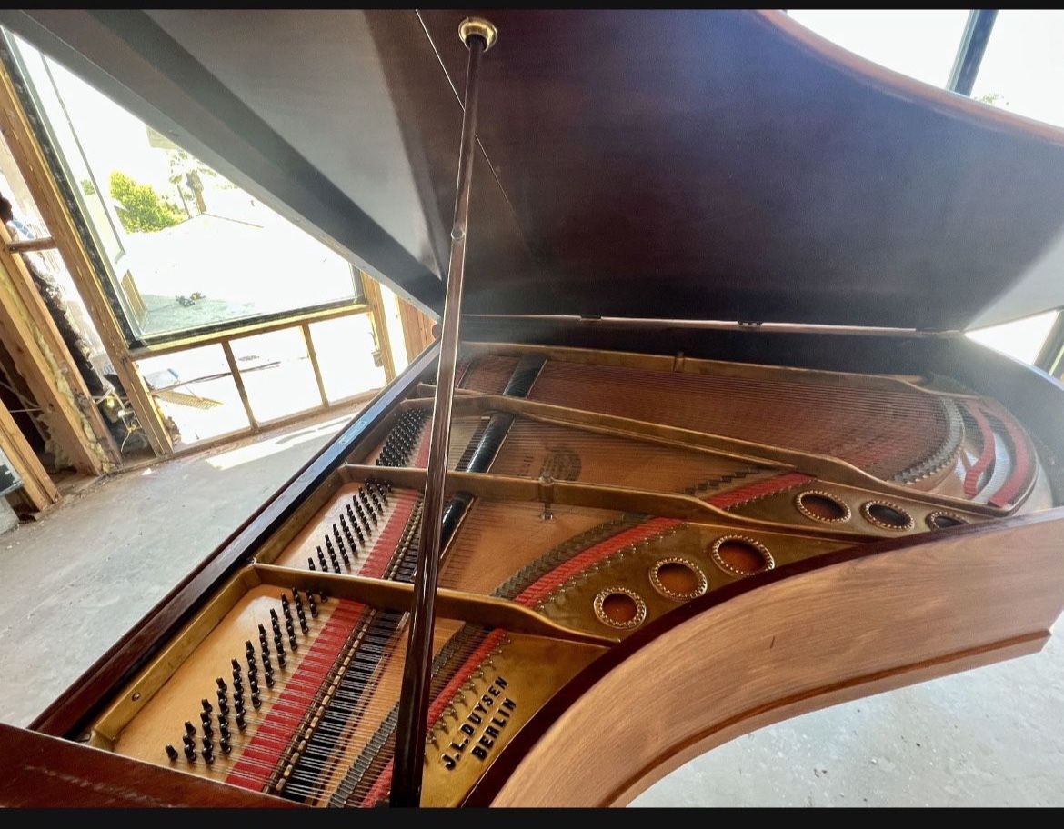 Piano, 1907 J.L. Duysen Berlin Baby Grand Piano.
