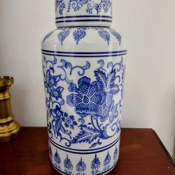 11" Mid Century  White & Blue Chinoiserie Ginger Jar w/ Lid.